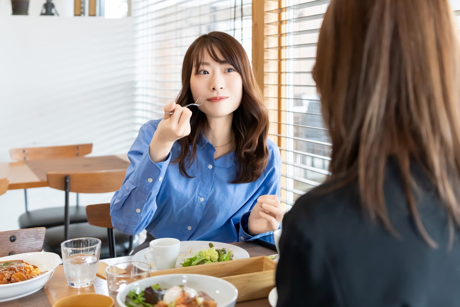 カフェで食事を楽しむ女性