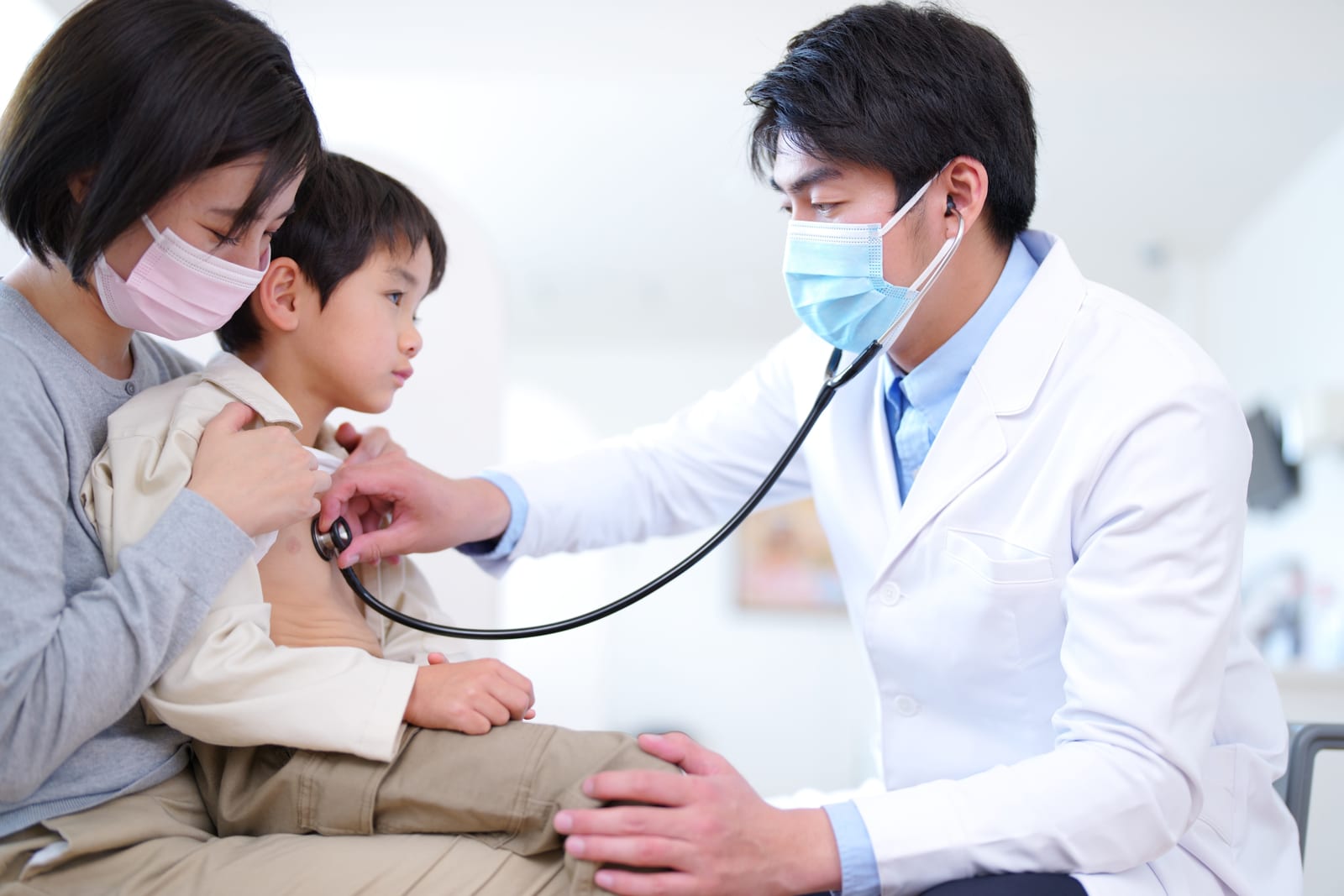 子どもを診察する医師
