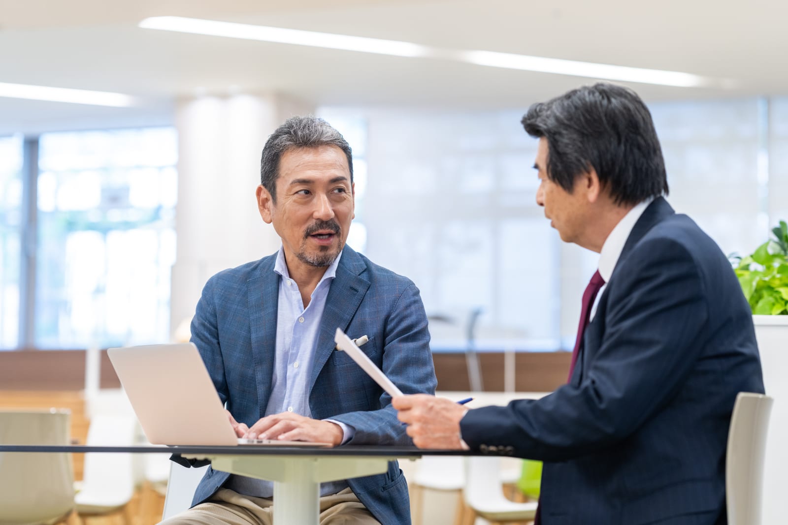 打ち合わせをする2人のビジネスパーソン