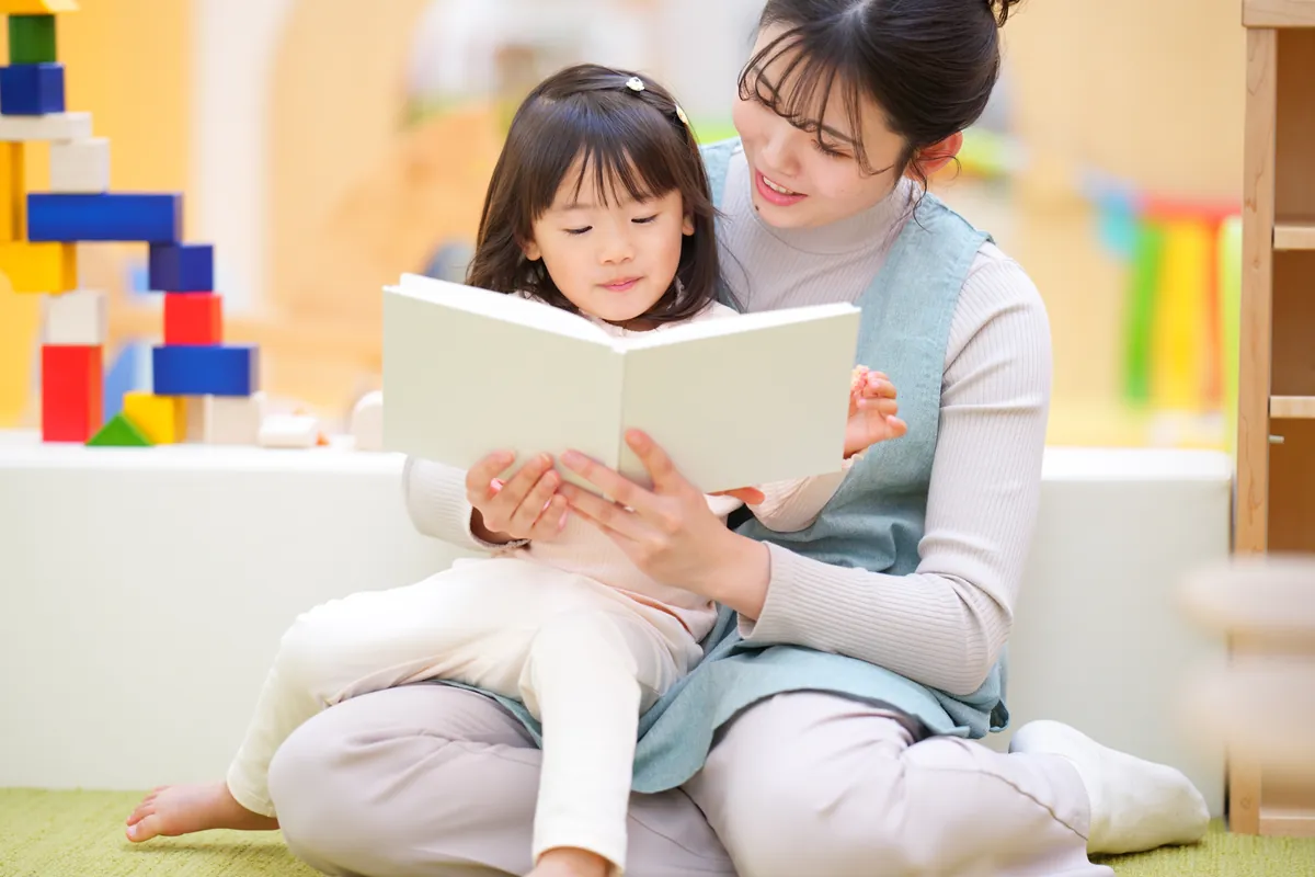 絵本を読む親子