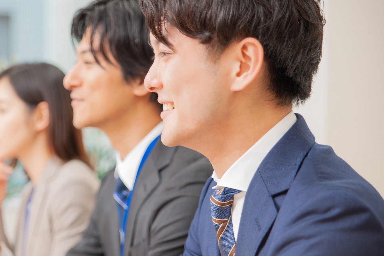 面接、または職場で働いている様子