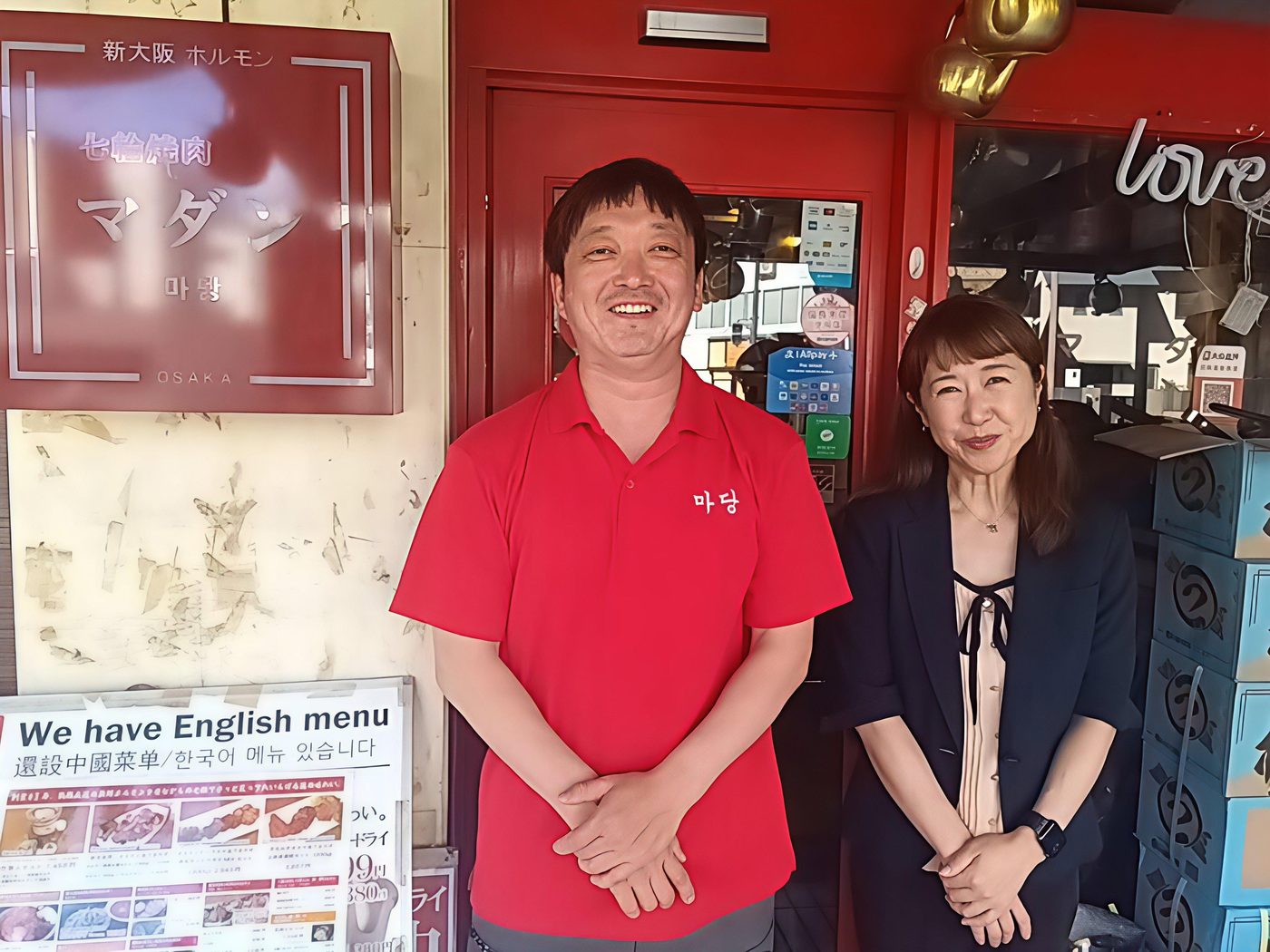 焼肉マダン様の店頭に並ぶ、催様と弊社営業担当