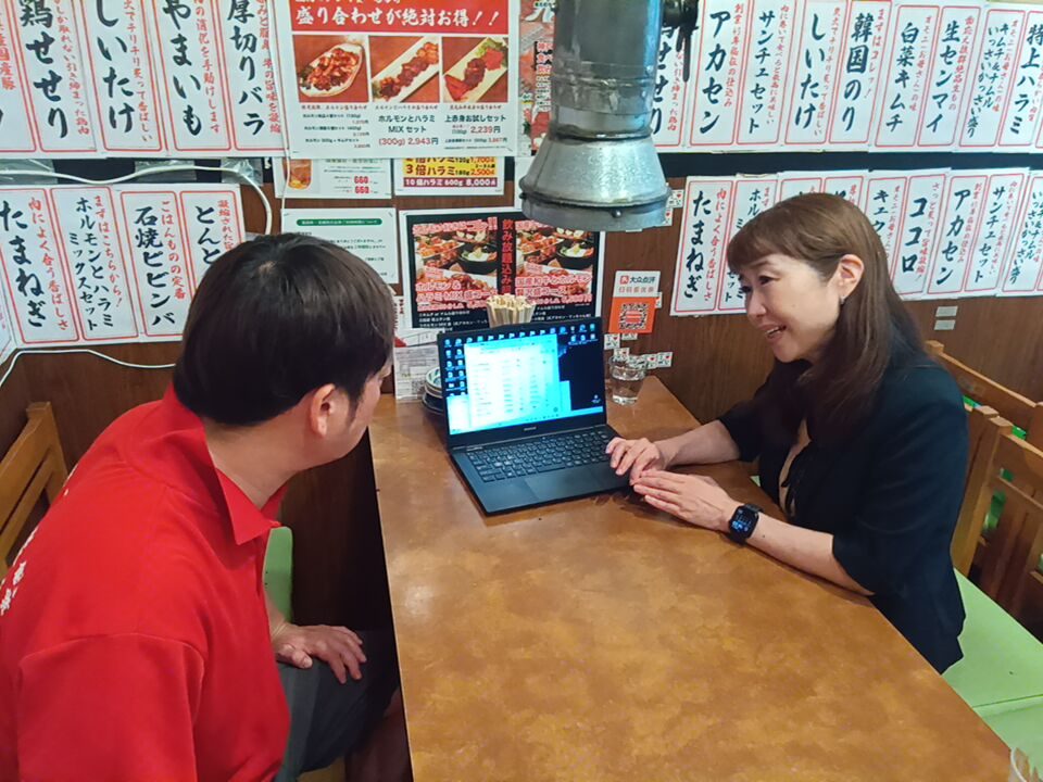 ノートパソコンでレポートを見ながら行う定例会の様子