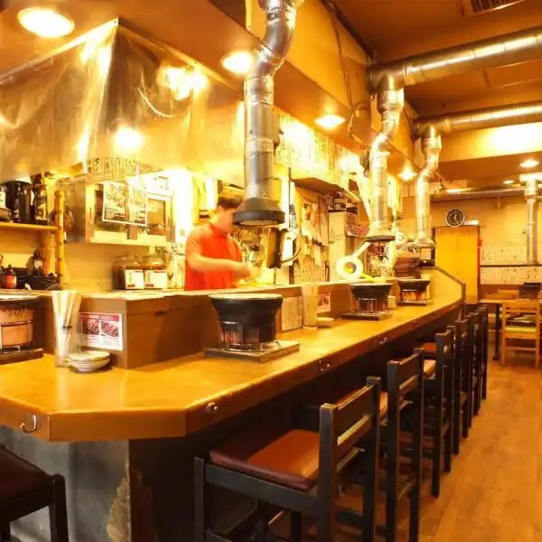 焼肉マダン様の店内。七輪を置いたカウンター席